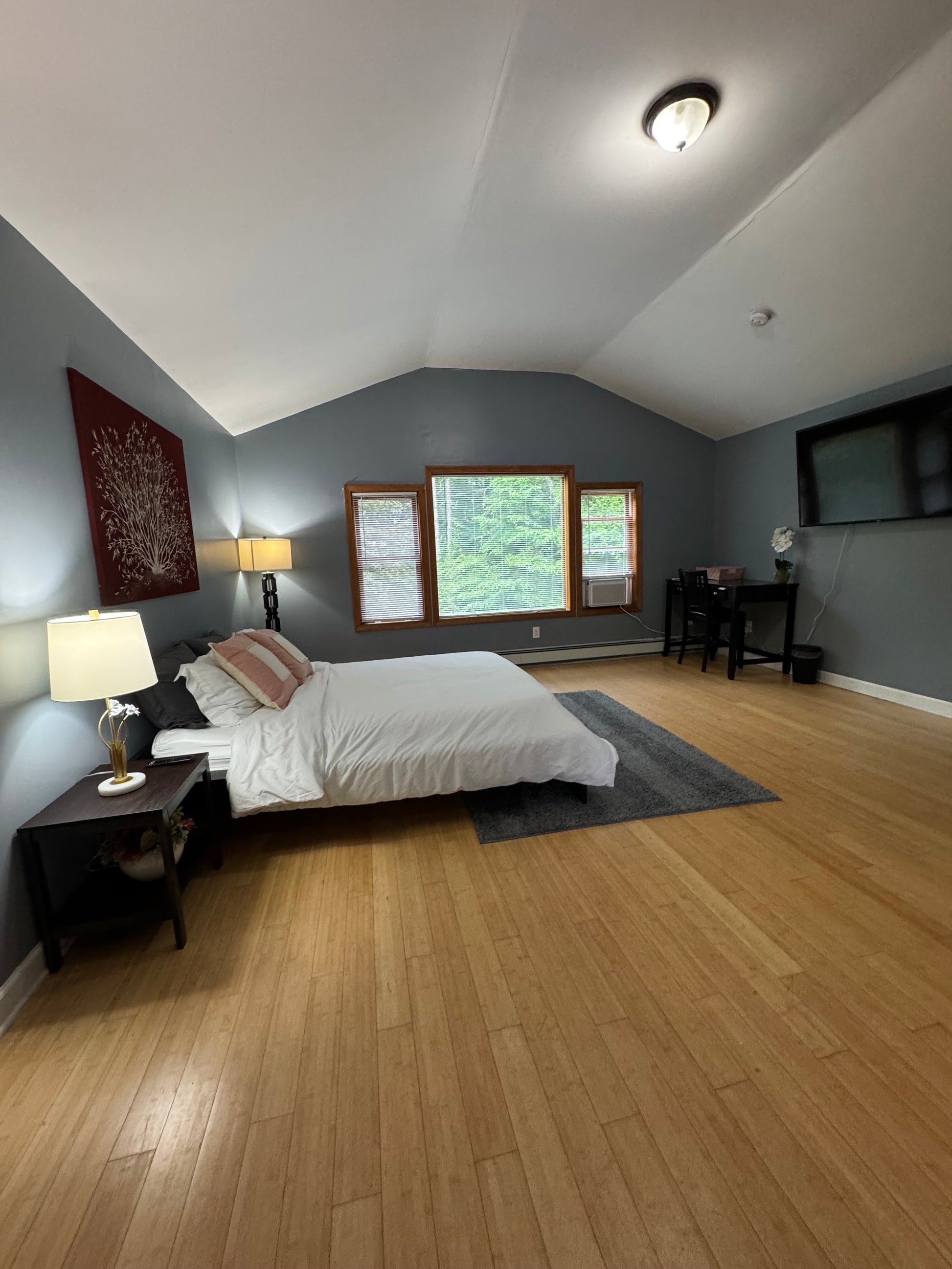 Quiet Cozy Stay Spacious Home Near Beach & Shops – large 4-bedroom vacation rental in Hamden, CT 06514 perfect for families and groups, private setting near shoreline and stores