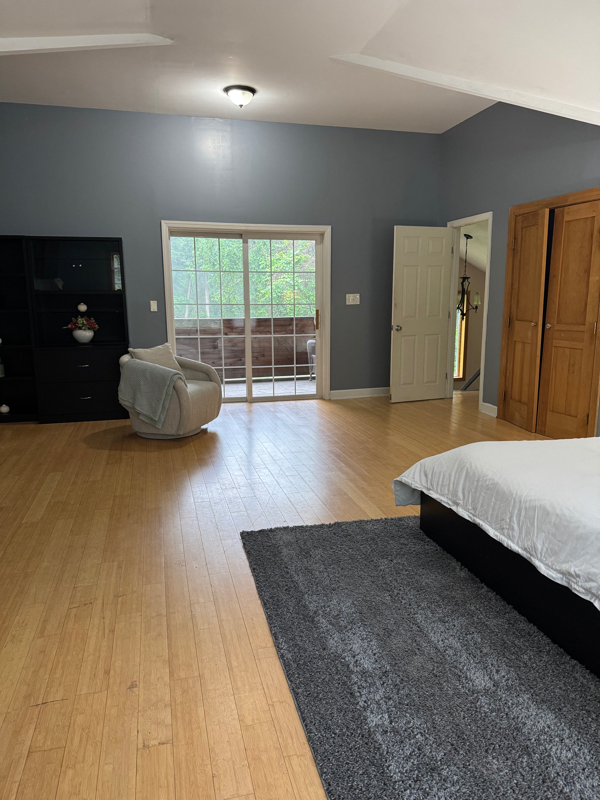 Quiet Cozy Stay Spacious Home Near Beach & Shops – large 4-bedroom vacation rental in Hamden, CT 06514 perfect for families and groups, private setting near shoreline and stores