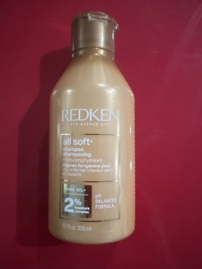 Bottle of nourishing shampoo for dry and fragile hair with pH-balanced formula, 10.1 fl oz / 300 ml suitable for daily use